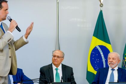 lula-assina-mp-e-zera-“taxa-das-blusinhas”