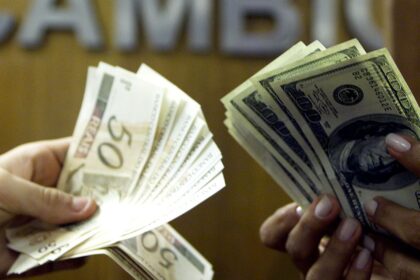 dolar-cai-e-fecha-abaixo-de-r$-5,-apos-recuo-de-trump-no-ira
