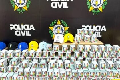 rj:-policia-apreende-mais-de-200-mil-figurinhas-falsificadas-da-copa