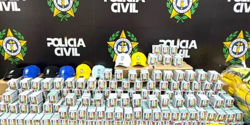 rj:-policia-apreende-mais-de-200-mil-figurinhas-falsificadas-da-copa