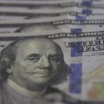 dolar-cai-para-r$-5,03-com-alivio-geopolitico-e-foco-nos-eua