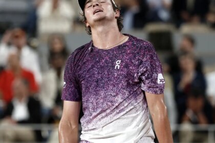 joao-fonseca-luta,-mas-da-adeus-a-roland-garros-apos-reves-para-mensik