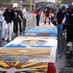 fieis-enfrentam-chuva-para-fazer-tapetes-de-corpus-christi-no-rio