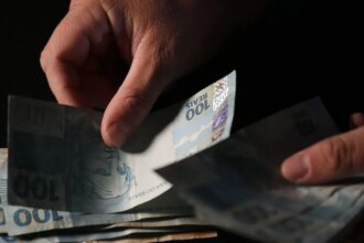 brasileiros-sacaram-em-abril-r$-482,8-milhoes-esquecidos-em-bancos