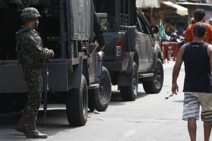 policia-faz-acao-para-cumprir-56-mandados-de-prisao-na-mare,-no-rio
