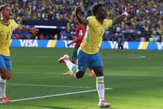 raphinha,-vini-jr.-e-douglas-santos-se-destacam-nos-numeros-da-estreia