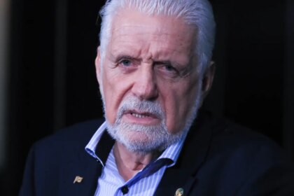 jaques-wagner-anuncia-saida-da-lideranca-do-governo-no-senado