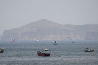 petroleiro-e-atingido-em-ormuz-em-meio-a-ataques-entre-ira-e-eua