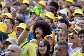 torcedores-se-reunem-no-centro-de-sp-para-assistir-ao-jogo-do-brasil