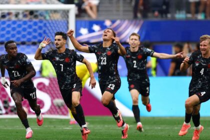 com-gol-no-final,-canada-vence-africa-do-sul-e-vai-as-oitavas-da-copa