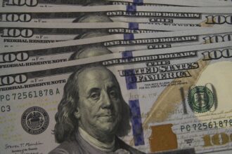 dolar-cai-a-r$-5,13,-e-bolsa-recua-em-dia-de-ajuste-no-mercado