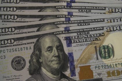 dolar-cai-a-r$-5,13,-e-bolsa-recua-em-dia-de-ajuste-no-mercado
