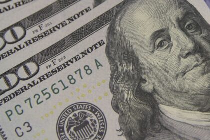 dolar-encosta-em-r$-5,10-com-tarifaco-e-tensao-global
