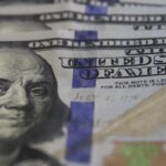 dolar-cai-ao-menor-valor-desde-junho-com-alta-do-petroleo