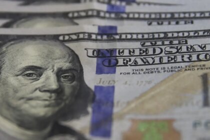 dolar-cai-ao-menor-valor-desde-junho-com-alta-do-petroleo