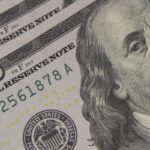 dolar-cai-ao-menor-nivel-em-quase-dois-meses,-com-alivio-externo