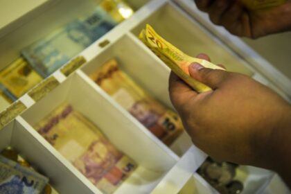 trabalhadores-nascidos-em-novembro-e-dezembro-recebem-abono-salarial