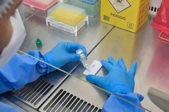 anvisa-atualiza-regras-sobre-controle-de-qualidade-em-laboratorios