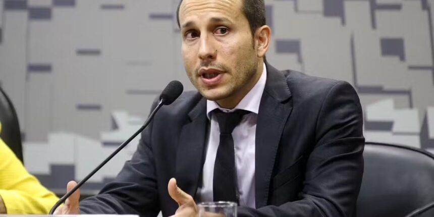 “verdade-prevalecera”,-diz-numero-2-da-pf-apos-afastamento-de-andrei