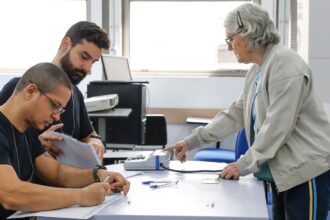 eleitores-do-rio-seguem-em-fila-de-votacao-ate-depois-das-19h