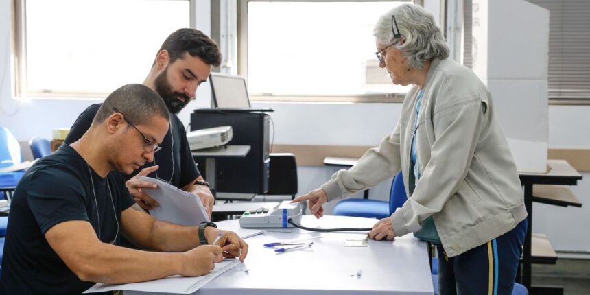 eleitores-do-rio-seguem-em-fila-de-votacao-ate-depois-das-19h