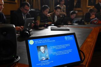 belga-que-descobriu-menor-particula-do-universo-recebe-nobel-de-fisica