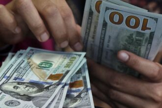 dolar-fecha-abaixo-de-r$-5-pela-primeira-vez-desde-maio