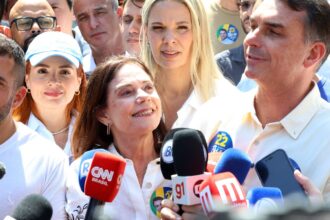 flavio-bolsonaro-faz-ato-no-rio-ao-lado-de-douglas-ruas